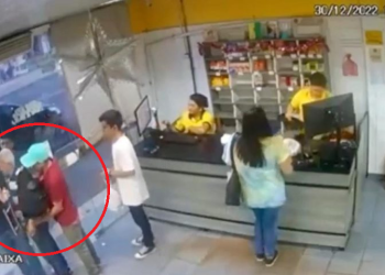 Vídeo: Idoso de 77 anos é encurralado por bandidos em Manaus que roubam R$ 3 mil dele