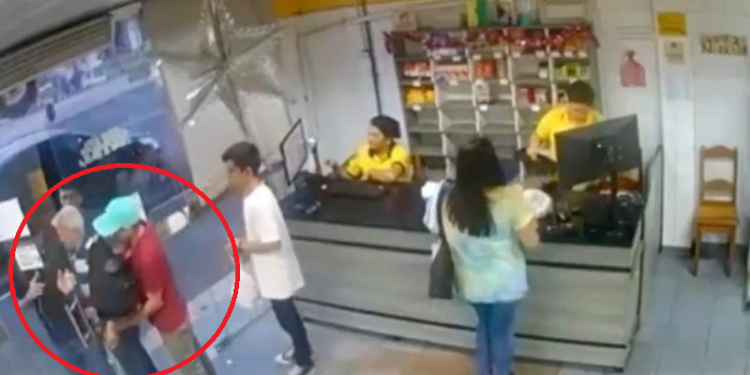 Vídeo: Idoso de 77 anos é encurralado por bandidos em Manaus que roubam R$ 3 mil dele
