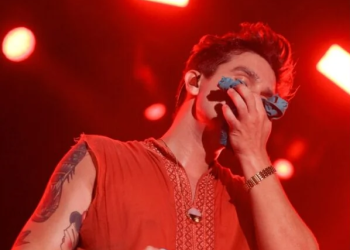 Luan Santana pega roupa íntima de fã, cheira e depois passa mal; vídeo