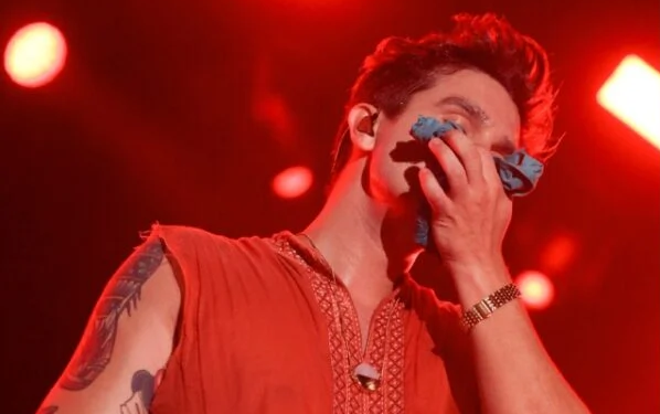 Luan Santana pega roupa íntima de fã, cheira e depois passa mal; vídeo