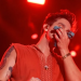Luan Santana pega roupa íntima de fã, cheira e depois passa mal; vídeo