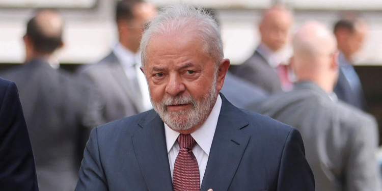 Em primeiro dia de governo, Lula garante auxílio de R$ 600 e assina decreto que reduz acesso às armas