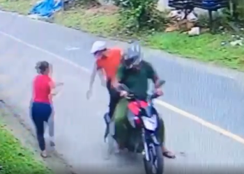 Vídeo mostra dupla em moto aterrorizando moradores do Tarumã e roubando mulher