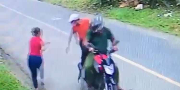 Vídeo mostra dupla em moto aterrorizando moradores do Tarumã e roubando mulher