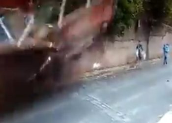 Família escapa de ser esmagada por muro que desabou em calçada; veja o vídeo