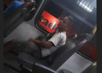 Flagra! Em Manaus, tarado é pego dentro do ônibus 640 ‘batendo bolo’; vídeo