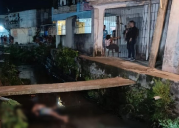 Caminhando em beco na Compensa, homem leva vários tiros e morre dentro de rip rap