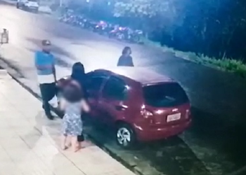 Vídeo: Em Manaus, casal de assaltantes aponta faca para mãe e filha de 9 anos e rouba carro