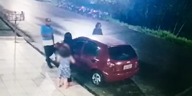 Vídeo: Em Manaus, casal de assaltantes aponta faca para mãe e filha de 9 anos e rouba carro