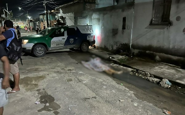 Moradores escutam ‘papoco’ doido na rua e encontram jovem morto em Manaus