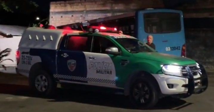 Criminoso invade conjunto de Manaus, rouba moradores e ainda assalta a linha 427