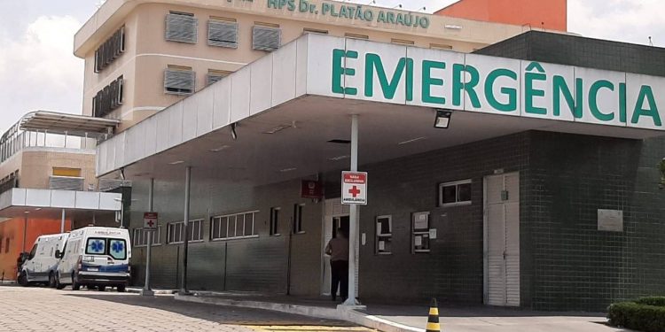 Jovem de 17 anos tem o celular roubado, mas é baleado na cabeça por assaltantes em Manaus