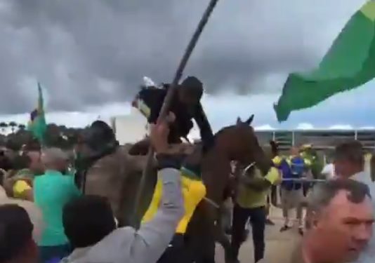 Vídeo: policial da cavalaria é agredido a pauladas por bolsonaristas em Brasília