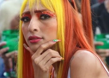 Vídeo: Ruivinha de Marte não encaixa na roupa e diz que culpa é do “pacu gigante”