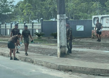 Soldados tentam tirar o futum de fezes e urina após saída de bolsonaristas em frente ao CMA