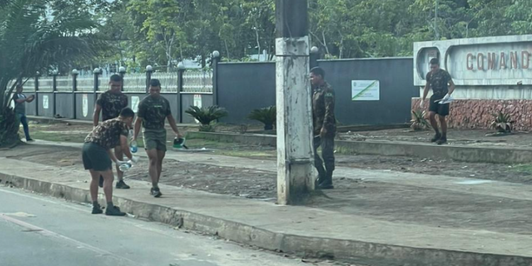 Soldados tentam tirar o futum de fezes e urina após saída de bolsonaristas em frente ao CMA