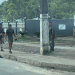 Soldados tentam tirar o futum de fezes e urina após saída de bolsonaristas em frente ao CMA