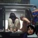 Vídeo mostra população tentando linchar casal que matou mãe e filho atropelados em Manaus