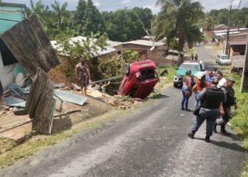 Motorista de aplicativo perde controle de carro e cai em buraco de Manaus