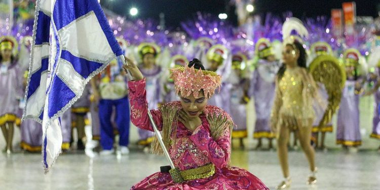 Desfile das escolas de samba começa nesta quinta-feira no sambódromo; confira a programação