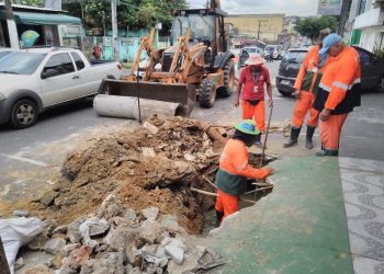 Prefeitura de Manaus atua em recuperação de rede de drenagem no Centro