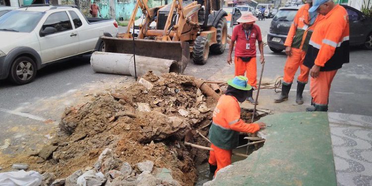 Prefeitura de Manaus atua em recuperação de rede de drenagem no Centro