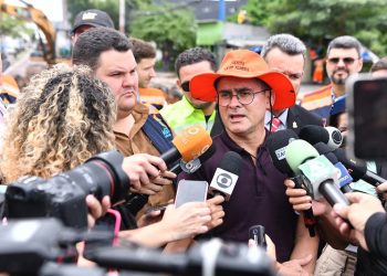 Prefeito David Almeida garante 100 homens por 24 horas em obra de drenagem na Djalma Batista