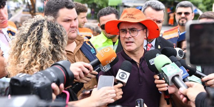 Prefeito David Almeida garante 100 homens por 24 horas em obra de drenagem na Djalma Batista