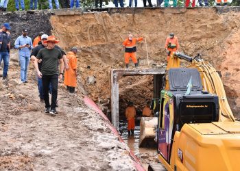 Prefeito David Almeida fiscaliza andamento das obras de drenagem na avenida Djalma Batista