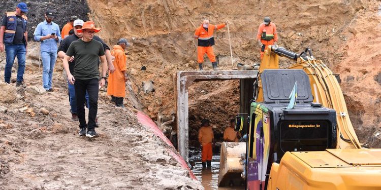 Prefeito David Almeida fiscaliza andamento das obras de drenagem na avenida Djalma Batista