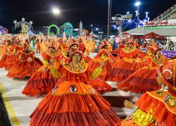 Desfile das escolas de samba marca principal disputa do Carnaval no sambódromo