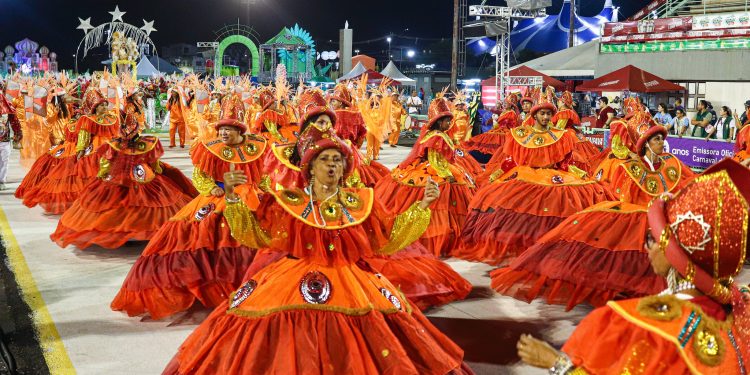Desfile das escolas de samba marca principal disputa do Carnaval no sambódromo