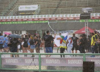 Sem desanimar, foliões realizam espetáculo na avenida mesmo com forte chuva