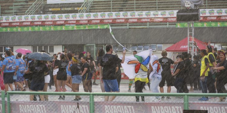 Sem desanimar, foliões realizam espetáculo na avenida mesmo com forte chuva