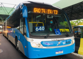 Passageiro não reage, mas é esfaqueado por assaltante