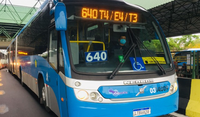 Passageiro não reage, mas é esfaqueado por assaltante