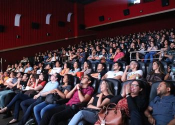 Cinema realiza sessão adaptada para crianças autistas em Manaus