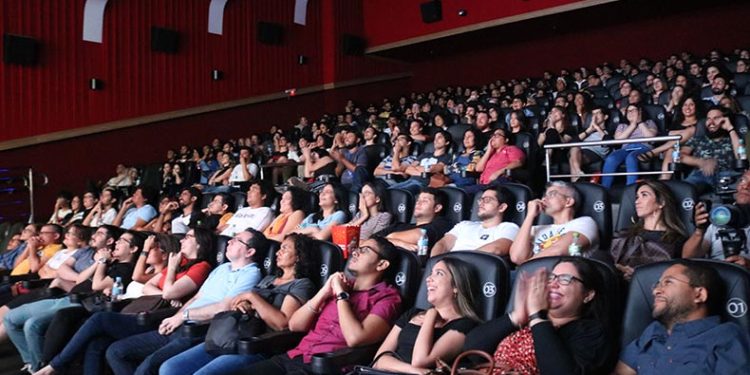 Cinema realiza sessão adaptada para crianças autistas em Manaus
