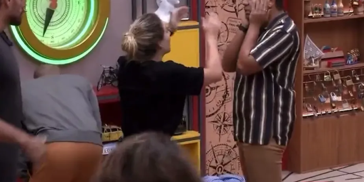 Bruno Gaga aperta botão e desiste do BBB 23