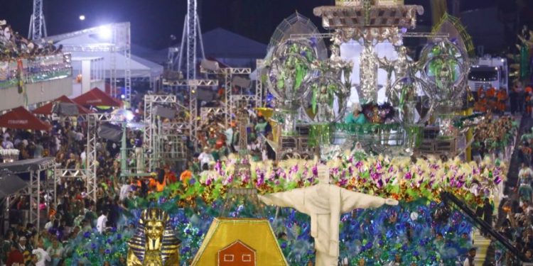 Escola de samba Aparecida é a campeã do Carnaval 2023 de Manaus