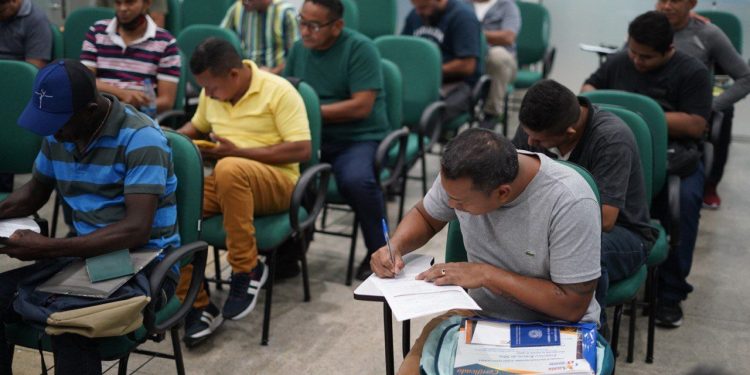 Tá a fim de trabalhar? Se liga nessas 109 vagas de emprego