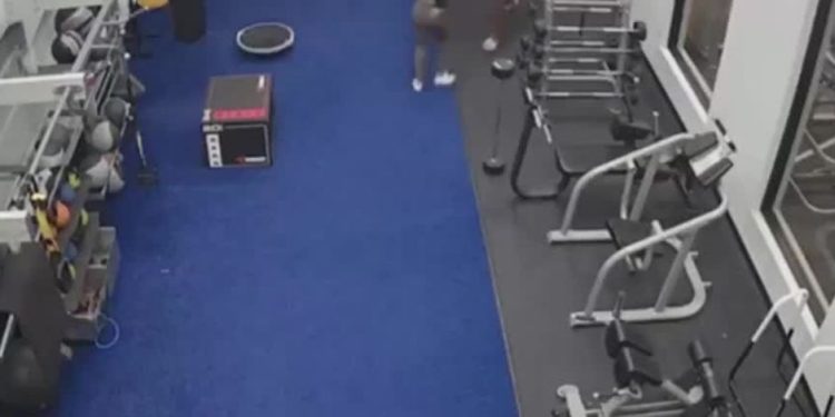 Jovem luta com homem que tentou estupra-la em academia