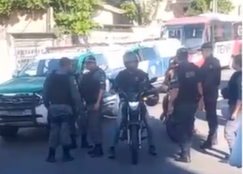 Motorista tem carro roubado e motoxista é baleado durante perseguição policial