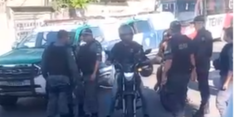 Motorista tem carro roubado e motoxista é baleado durante perseguição policial