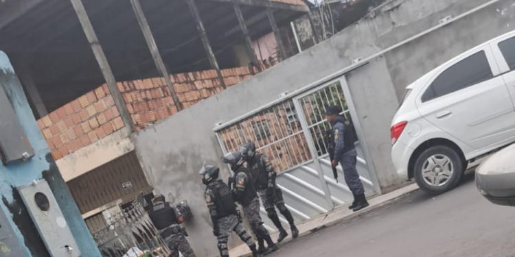 URGENTE: Bandidos mantém família refém no Vila da Prata e Rocam tenta negociar