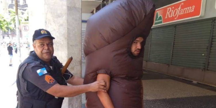 Vestido de bilau gigante, homem é preso no Carnaval
