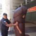 Vestido de bilau gigante, homem é preso no Carnaval