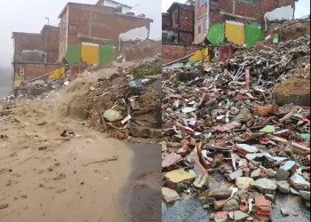 No bairro da Paz, avalanche de entulho invade casas e interdita rua