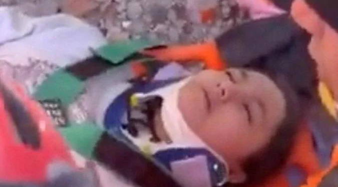 Dez dias após terremoto, adolescente é encontrada viva embaixo de escombros