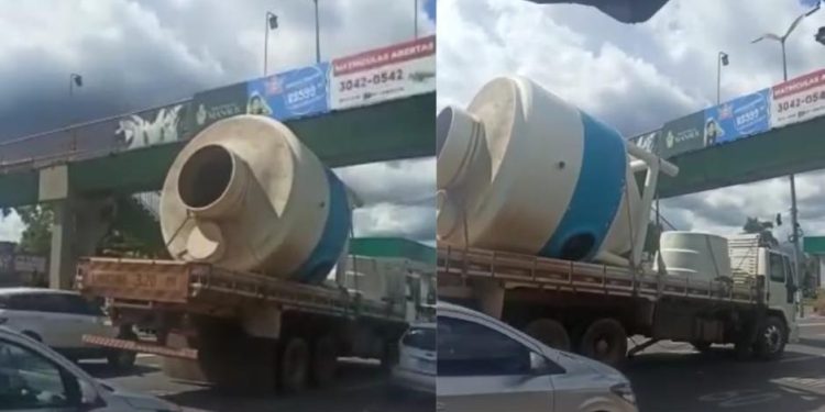 Caminhão fica preso em viaduto da Torquato